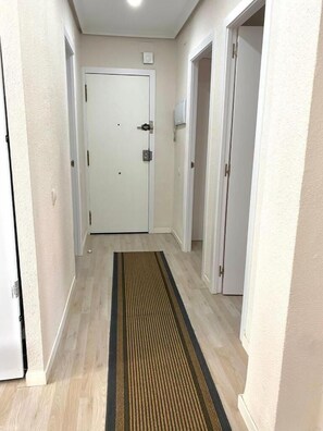 Íbúð - 3 svefnherbergi - reykherbergi - svalir | Að innan