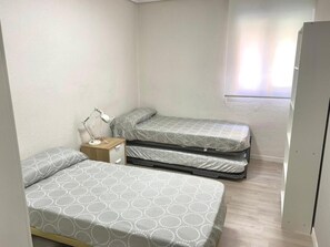 Íbúð - 3 svefnherbergi - reykherbergi - svalir | 4 svefnherbergi