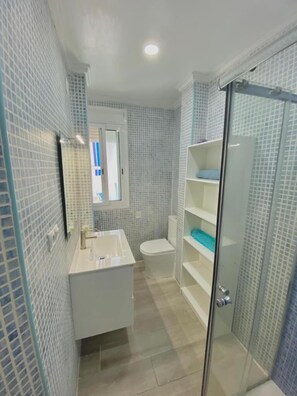 Íbúð - 3 svefnherbergi - reykherbergi - svalir | Baðherbergi