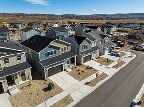 Un quartier résidentiel avec des maisons, une route et du matériel de construction.
