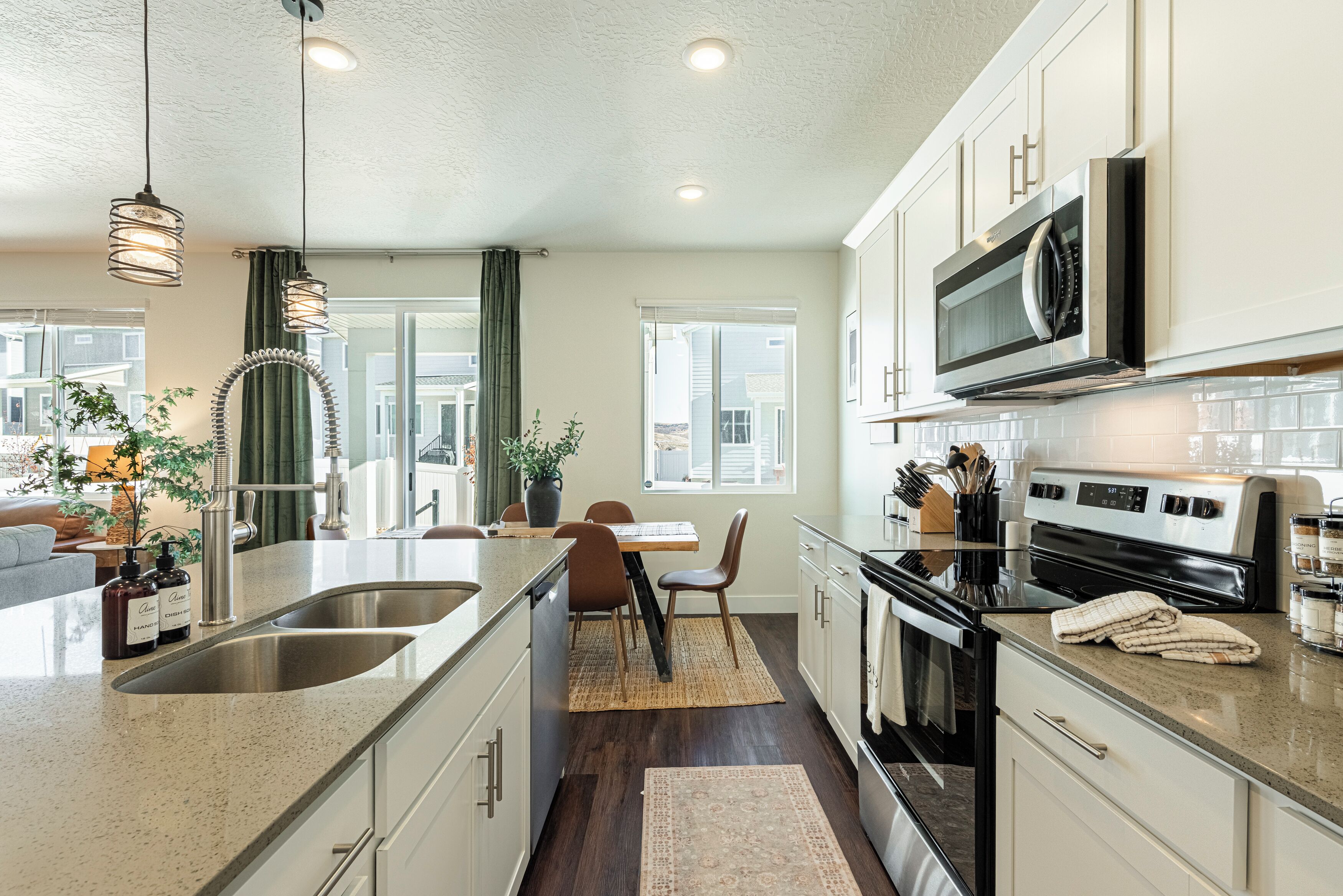 ثلاجة، ميكروويف، فرن، موقد طهي مسطح