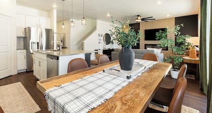 Park City Redbud Hideaway | Modern 6BR Mountain Retreat w/ Hot Tub & Views