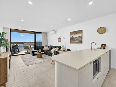 Modern 1-bedroom Apt With Sweeping Water Views