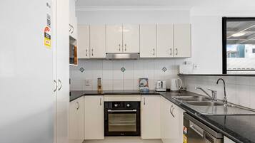 Apartment | Private kitchen | Cookware/dishes/utensils