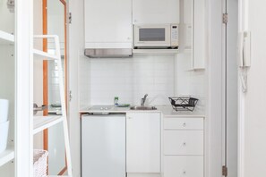 Rumah | Dapur pribadi | Peralatan masak/sendok-piring