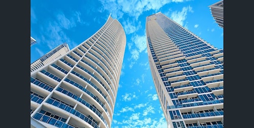 Modern 2-bed With Pool Access in Surfers Paradise