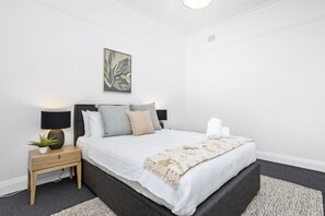 2 عدّة غرف نوم ومكواة/لوح كي وملاءات أسرّة