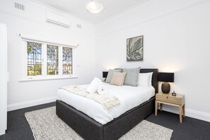 Apartment | 2 bedrooms, iron/ironing board, bed sheets - Chic Semi-detached 2-bed Home With Outdoor Dining (Perth)