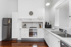 Apartment | Private kitchen - Chic Semi-detached 2-bed Home With Outdoor Dining (Perth)