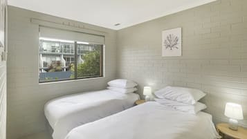 Apartment | 2 bedrooms, iron/ironing board, bed sheets