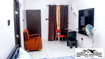 Classic-Zimmer | Wohnbereich | 43-Zoll-Smart-TV mit Kabelempfang, Streaming-Dienste