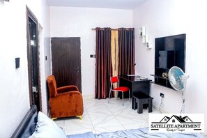 Habitación clásica | Zona de estar | Smart TV de 43 pulgadas con canales por cable, servicios de streaming