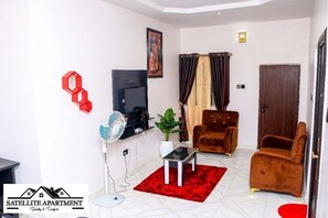 Deluxe-Zimmer | Wohnbereich | 43-Zoll-Smart-TV mit Kabelempfang, Streaming-Dienste