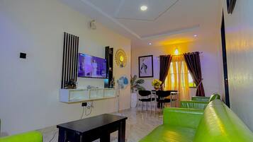 Apartment, 2 Schlafzimmer | Wohnbereich | 43-Zoll-Smart-TV mit Kabelempfang, Streaming-Dienste