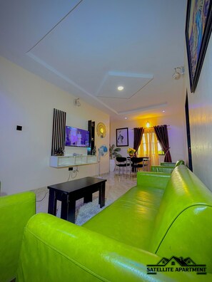 Apartamento, 2 habitaciones | Zona de estar | Smart TV de 43 pulgadas con canales por cable, servicios de streaming