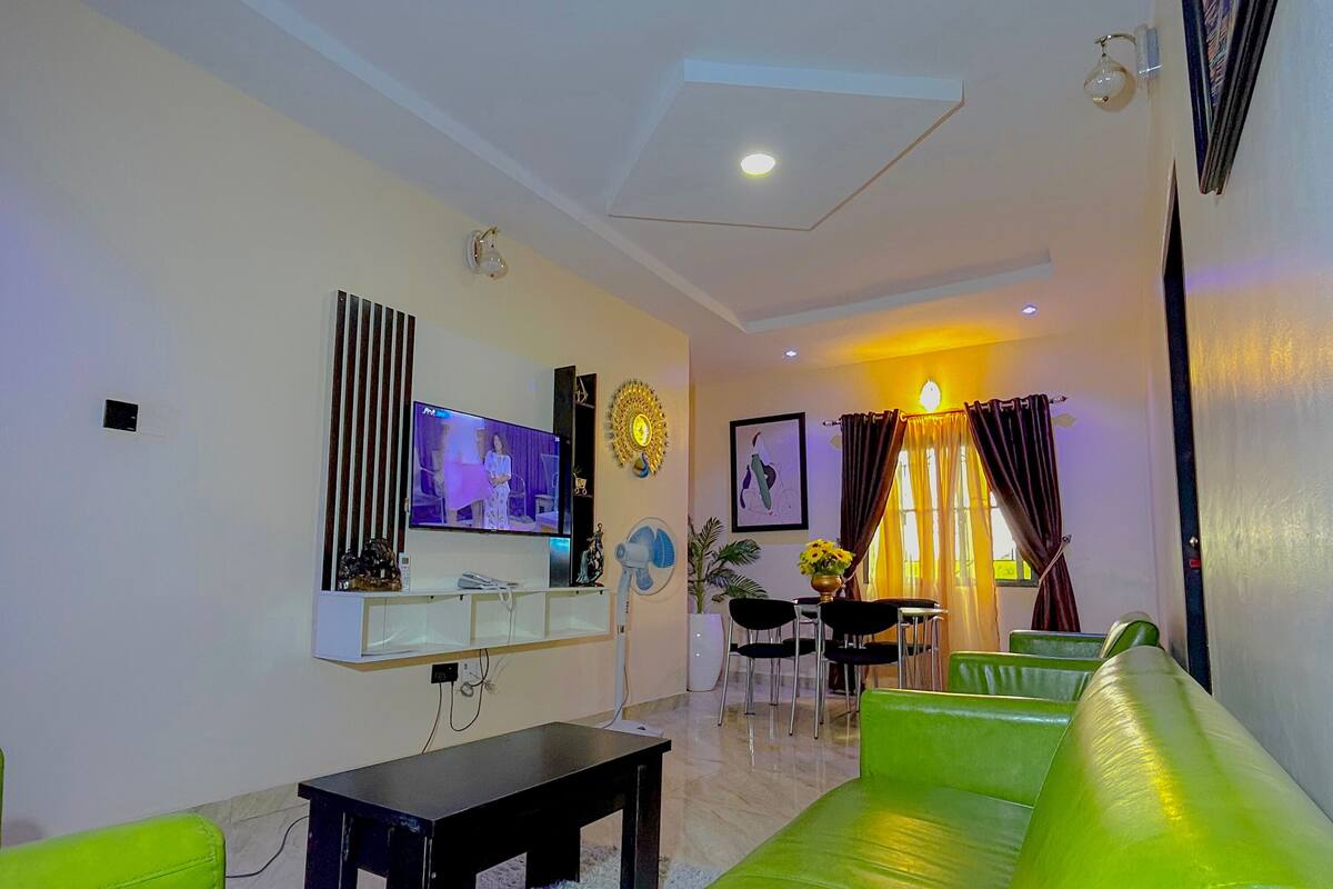 Căn hộ, 2 phòng ngủ | Khu phòng khách | Smart TV 43-inch có truyền hình cáp, dịch vụ stream