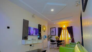 Apartment, 2 Schlafzimmer | Wohnbereich | 43-Zoll-Smart-TV mit Kabelempfang, Streaming-Dienste