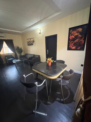 Apartment, 1 Bedroom | Ruang tamu | 43 inci sebuah televisyen pintar dengan kabel, perkhidmatan penstriman 