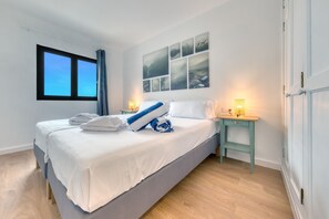 1 habitación, escritorio, tabla de planchar con plancha y cuna de viaje 