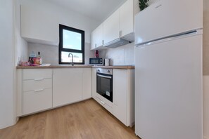 Kühlschrank, Mikrowelle, Ofen, Herdplatte