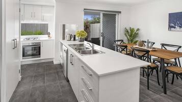 Căn hộ | Bếp riêng | Dụng cụ nấu nướng/bát dĩa/dao nĩa