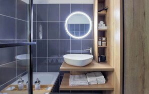 ヘアドライヤー、タオル、石鹸、トイレットペーパー