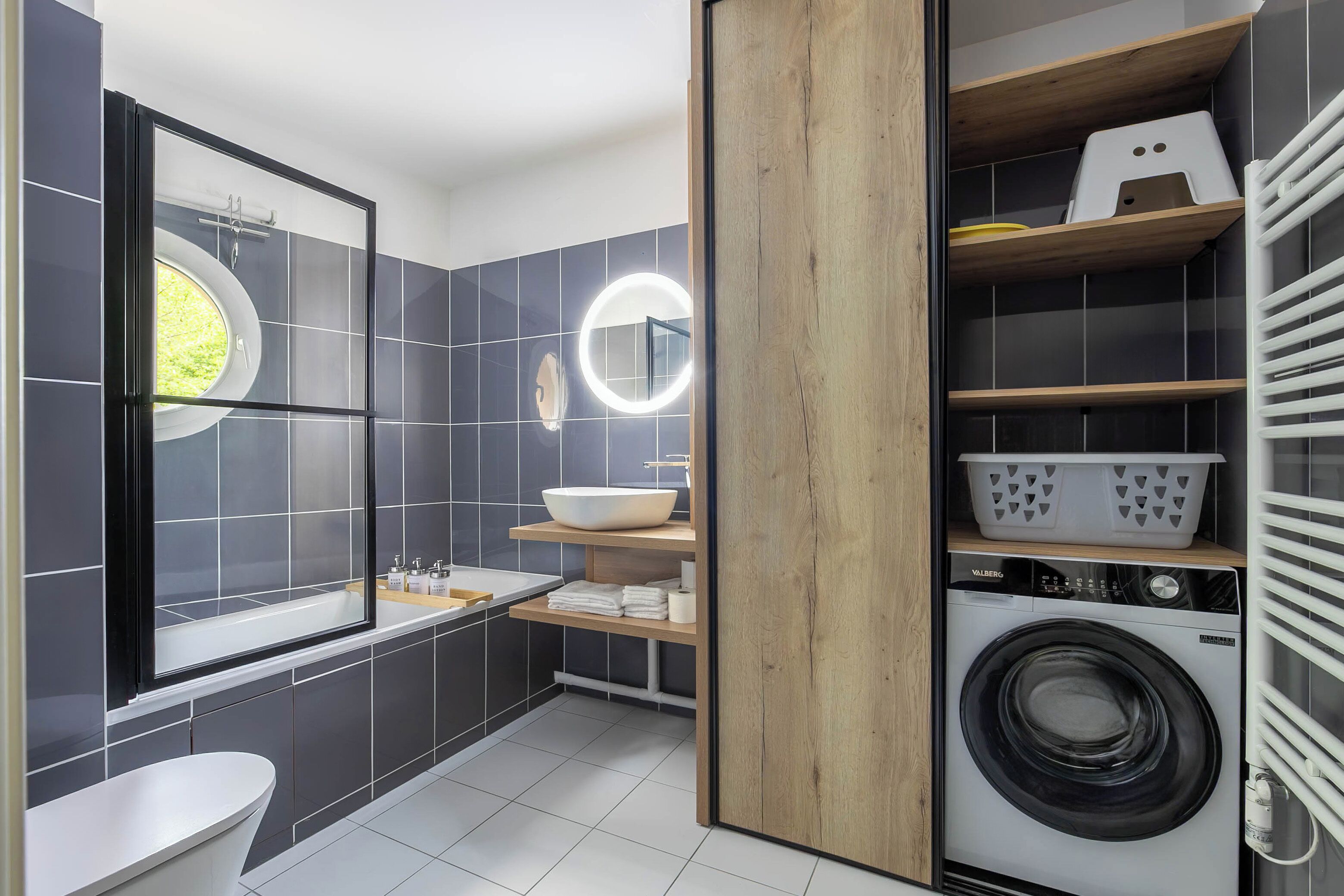 Secadora de cabello, toallas, jabón, papel de baño 