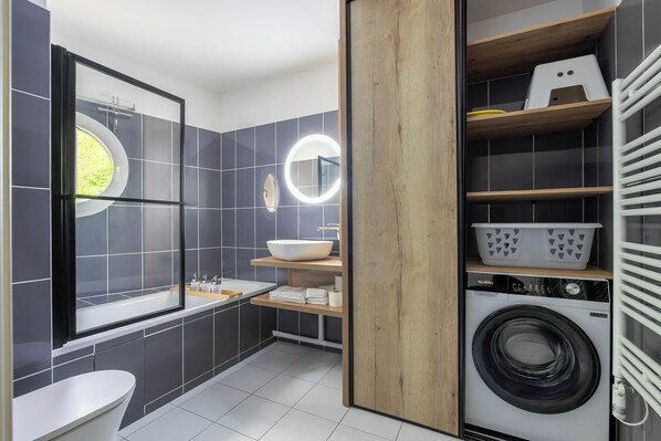 Séchoir à cheveux, serviettes fournies, savon, papier de toilette