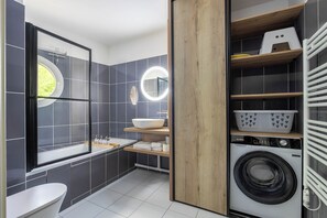 مجففات شعر، مناشف، صابون، ورق حمّام