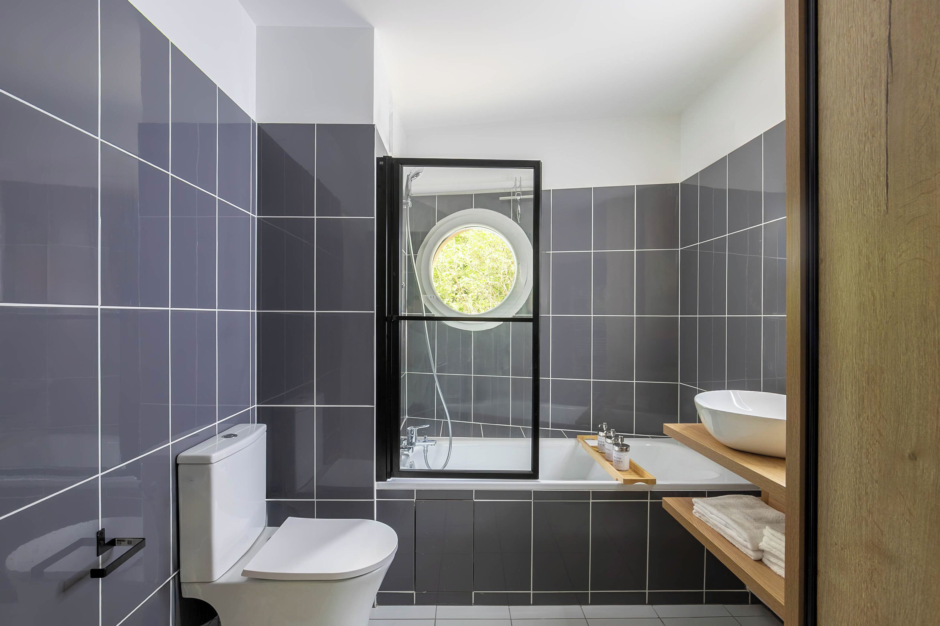 Hiustenkuivaaja, pyyhkeet, saippua, vessapaperi