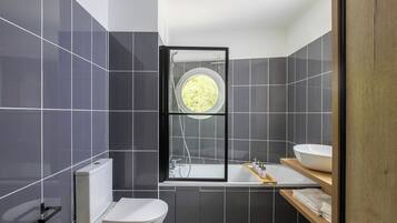 Haartrockner, Handtücher, Seife, Toilettenpapier