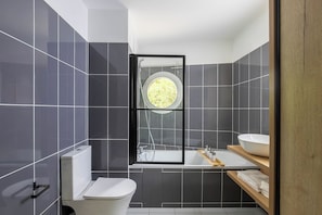 Hiustenkuivaaja, pyyhkeet, saippua, vessapaperi