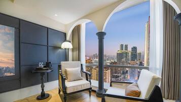 Habitación Deluxe doble, vistas a la ciudad | Espacio para trabajar con un portátil y cortinas opacas