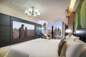 مساحة عمل للكمبيوتر المحمول وستائر تعتيم وتجهيزات عازلة للصوت