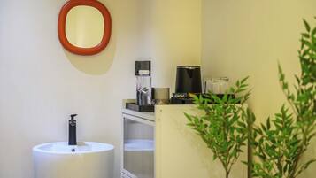 Ducha, artículos de tocador gratuitos, secador de pelo, pantuflas