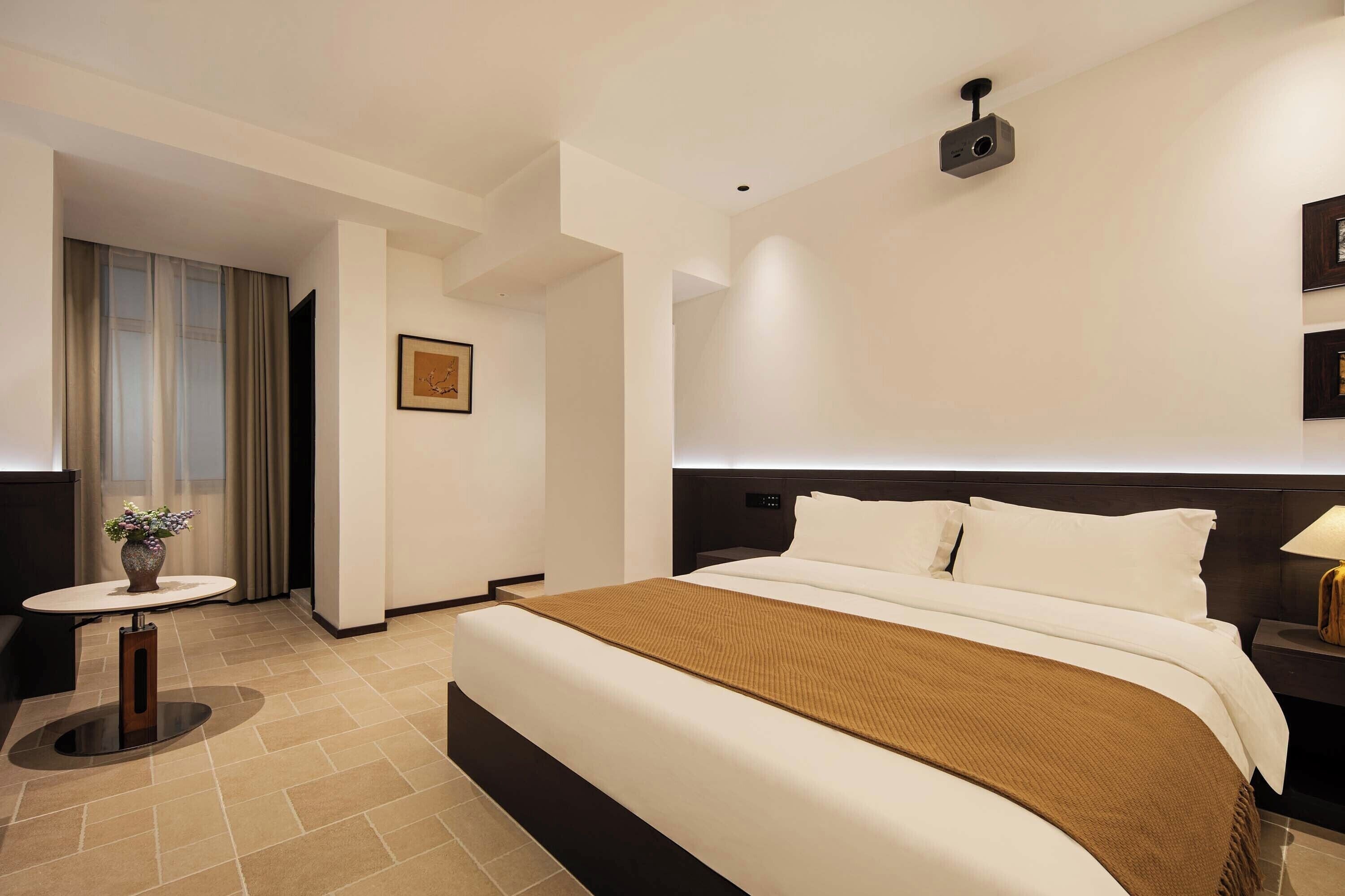 مساحة عمل للكمبيوتر المحمول وستائر تعتيم وتجهيزات عازلة للصوت