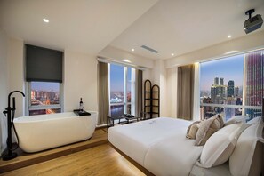 Laptop workspace, blackout curtains, soundproofing, free WiFi - Liberation Monument Riverside HoteL (Chongqing)