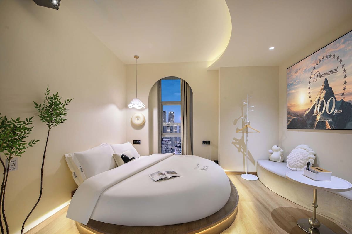 غرفة مزدوجة عادية - منظر للمدينة | مساحة عمل للكمبيوتر المحمول وستائر تعتيم وتجهيزات عازلة للصوت