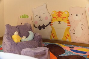 مساحة عمل للكمبيوتر المحمول وستائر تعتيم وتجهيزات عازلة للصوت