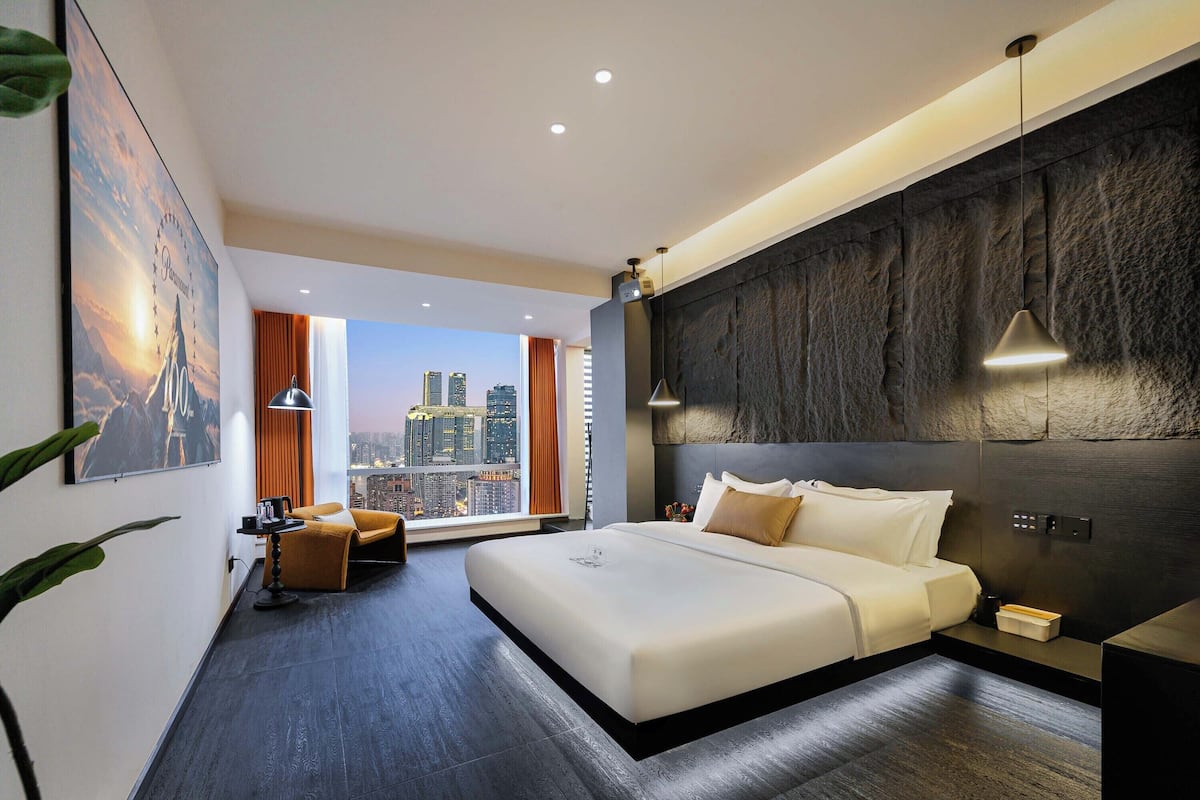 غرفة مزدوجة كلاسيكية - منظر للمدينة | مساحة عمل للكمبيوتر المحمول وستائر تعتيم وتجهيزات عازلة للصوت