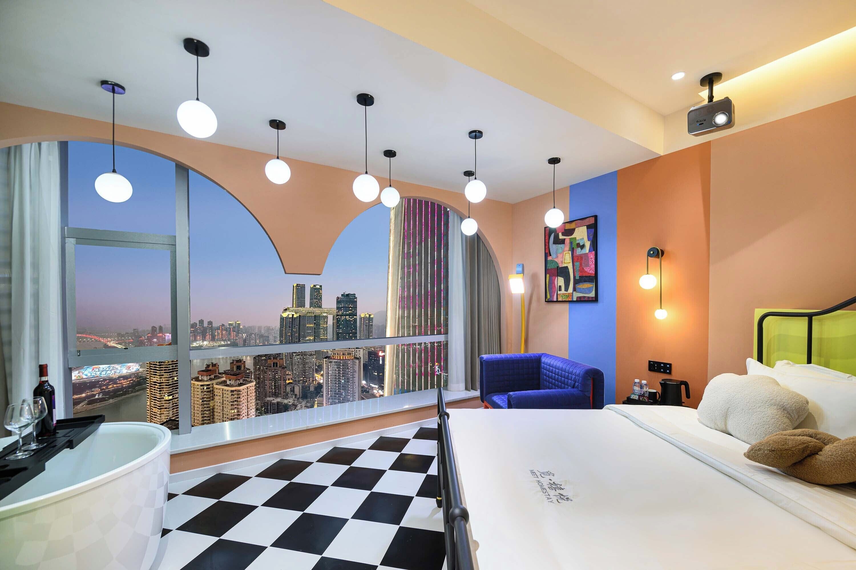 مساحة عمل للكمبيوتر المحمول وستائر تعتيم وتجهيزات عازلة للصوت