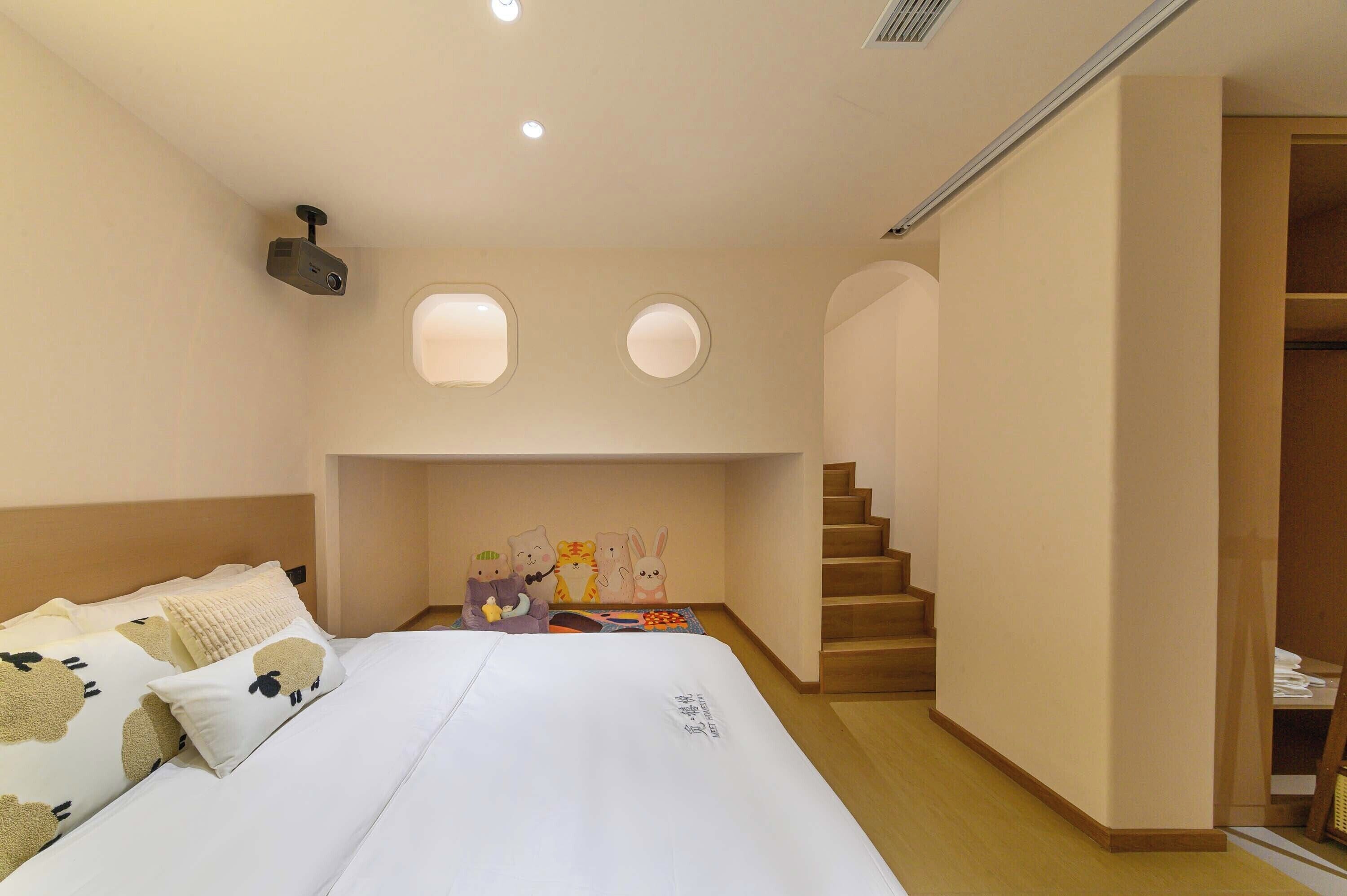 مساحة عمل للكمبيوتر المحمول وستائر تعتيم وتجهيزات عازلة للصوت