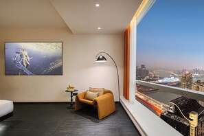 مساحة عمل للكمبيوتر المحمول وستائر تعتيم وتجهيزات عازلة للصوت