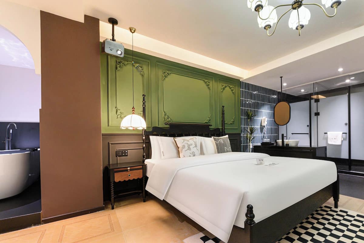 غرفة ديلوكس مزدوجة - منظر للمدينة | مساحة عمل للكمبيوتر المحمول وستائر تعتيم وتجهيزات عازلة للصوت