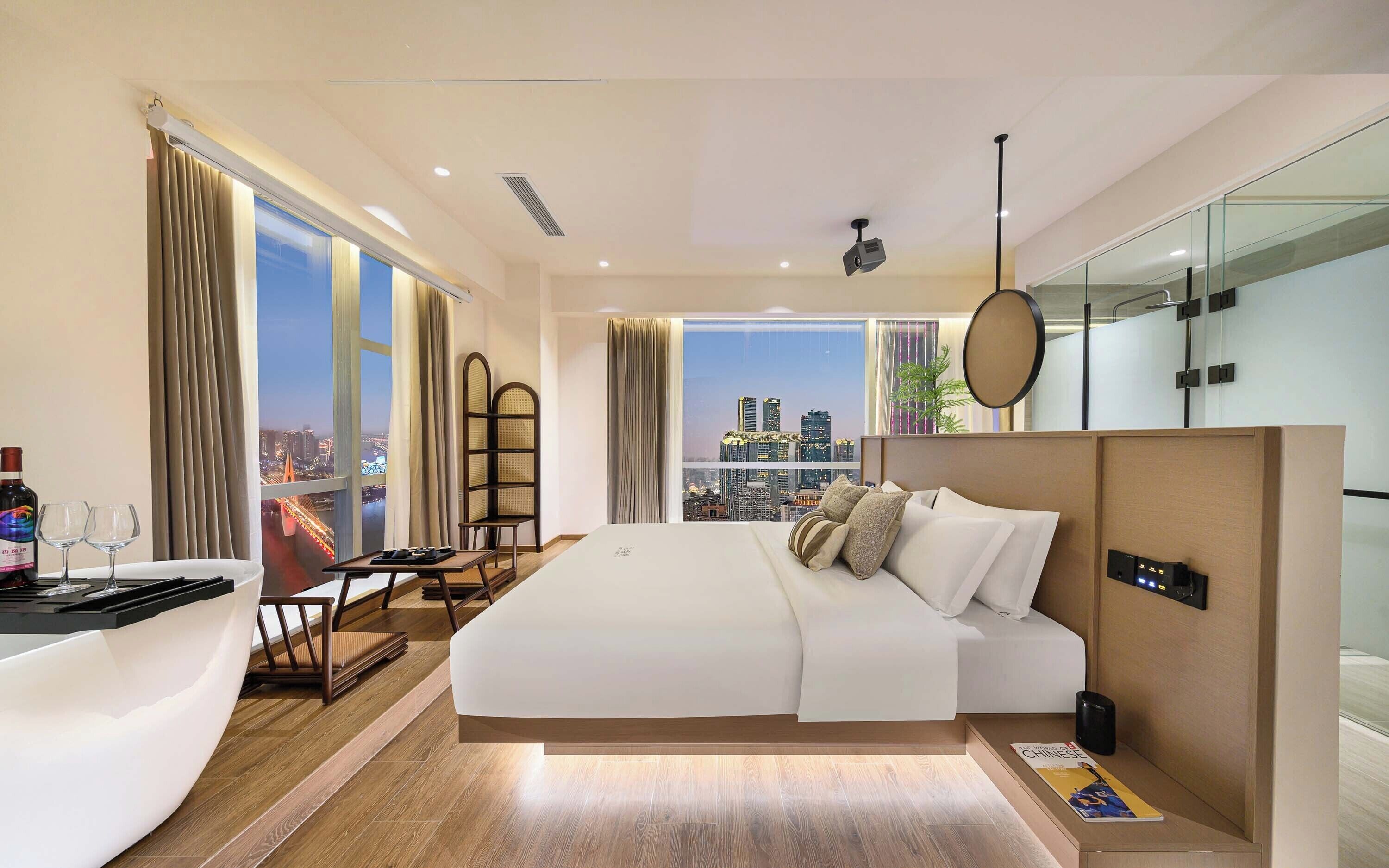 مساحة عمل للكمبيوتر المحمول وستائر تعتيم وتجهيزات عازلة للصوت