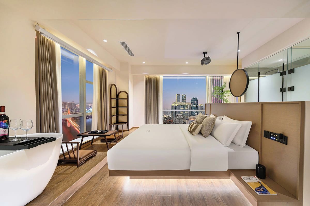 غرفة كلاسيكية - منظر للمدينة | مساحة عمل للكمبيوتر المحمول وستائر تعتيم وتجهيزات عازلة للصوت