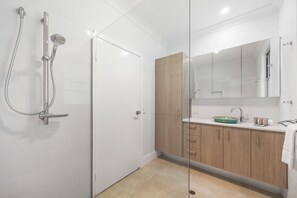 Apartment | Bathroom | Hair dryer, towels, soap, shampoo - Quiet Ninderry Cottage With Peaceful Rural Outlook (Sunshine Coast)
