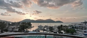 Spacious & Homey Apartment at Marina Island by JoMy Homestay