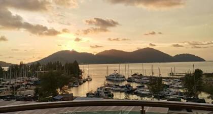 Spacious & Homey Apartment at Marina Island by JoMy Homestay