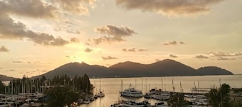Spacious & Homey Apartment at Marina Island by JoMy Homestay